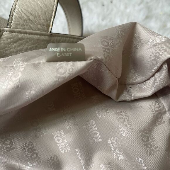 Michael Kors leather Beige large shoulder bag accentuate with the gold t… - Picture 14 of 16